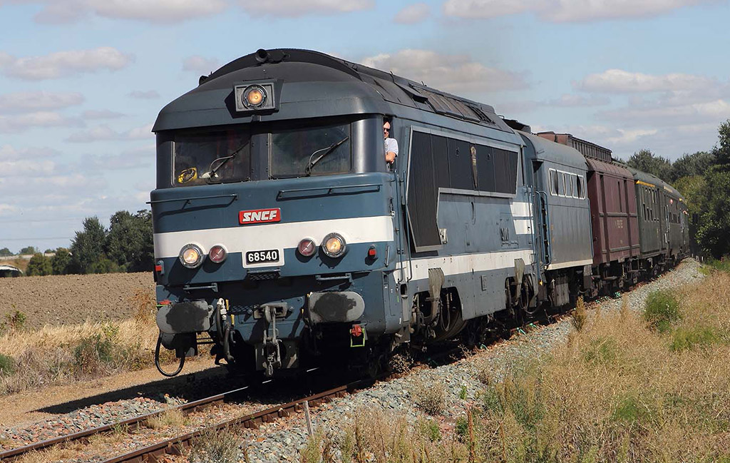 Le 68540 tractant sa rame historique en direction de Pithiviers lors des Journées Européennes du Patrimoine (15 septembre 2018) La locomotive 68540 en direction de Pithiviers (Journées Européennes du Patrimoine - 15 septembre 2018)